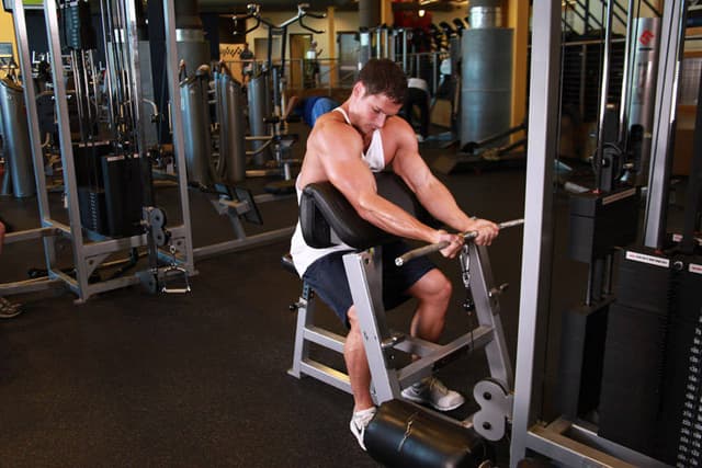 Starting position of Cable Preacher Curl