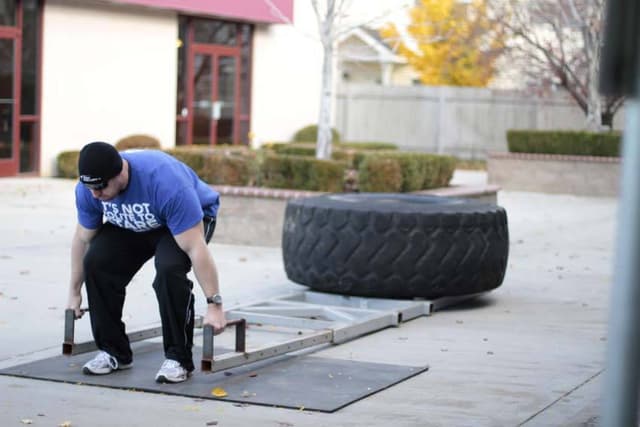 Ending position of Car Deadlift