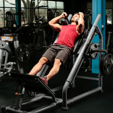 Hack Squat - Step 1
