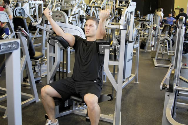 Starting position of Machine Bicep Curl