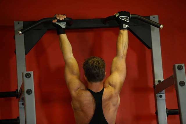 Starting position of Mixed Grip Chin