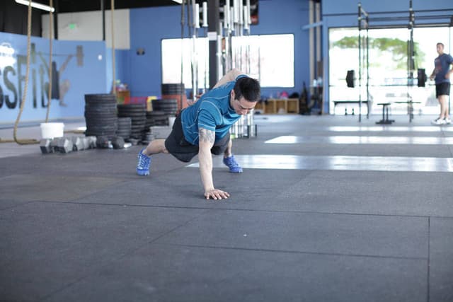 Ending position of Single-Arm Push-Up